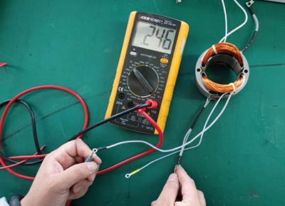 萬用表測(cè)量電機(jī)定子-艾普智能.jpg 萬用表測(cè)量電機(jī)定子-艾普智能.jpg