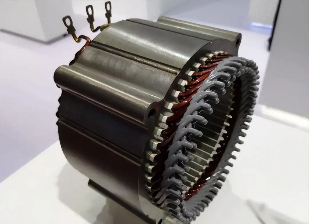 與圓形電機(jī)相比,為什么扁線電機(jī)更適合新能源汽車領(lǐng)域?—AIP艾普.jpg 與圓形電機(jī)相比,為什么扁線電機(jī)更適合新能源汽車領(lǐng)域?—AIP艾普.jpg